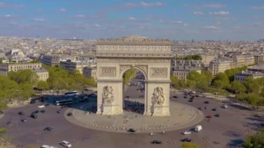 Paris, Fransa - Mayıs 2019: Tarihi şehir merkezinde Zafer Kemeri 'nin hava aracı görüntüsü.