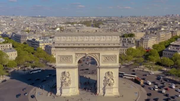 Paris, Frankrike - maj 2019: Flygdrönare utsikt över Triumfbågen i historiska stadskärnan. — Stockvideo