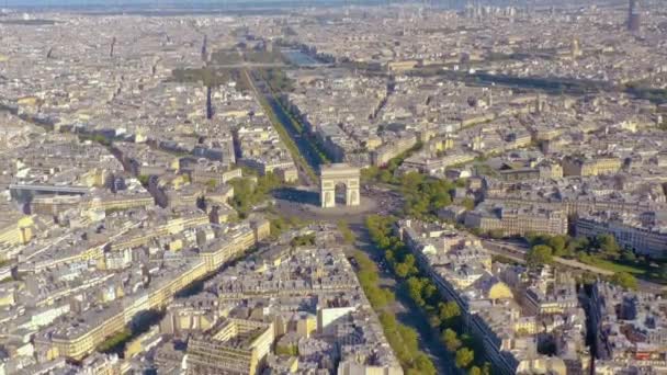 ПАРИЖ, ФРАНЦИЯ - МАЙ, 2019 г.: Воздушный беспилотник с видом на Триумфальную арку в историческом центре города . — стоковое видео