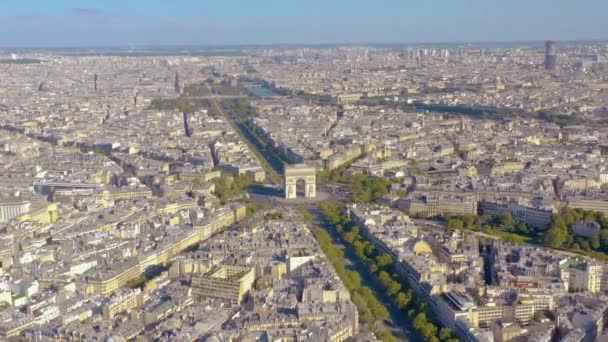 Párizs, Franciaország - 2019. május: A Triumphal Arch légi felvételei a történelmi belvárosban. — Stock videók