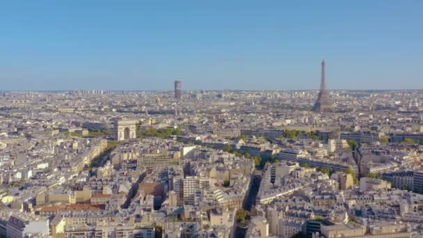 PARIS, FRANCE - MAY, 2019: Aerial drone view of Triumphal Arch and and Eiffel tower in historical city centre. — ストック動画