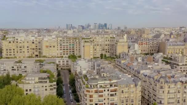 Paris, Frankrike - maj 2019: Flygdrönare utsikt över historiska stadskärnan. Berömd landmärke uppifrån — Stockvideo