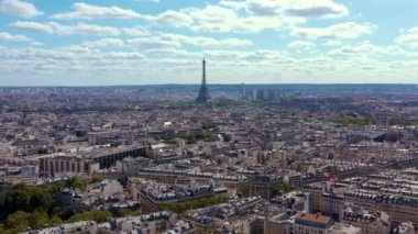 Paris 'in Panorama' sı. Mavi bulutlu gökyüzü güneşli.