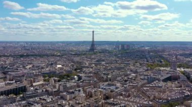 Paris 'in Panorama' sı. Mavi bulutlu gökyüzü güneşli.