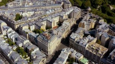 Paris 'in Panorama' sı. Mavi bulutlu gökyüzü güneşli.