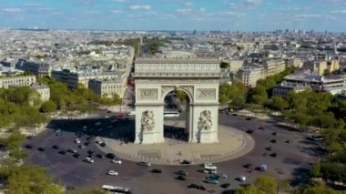 Paris, Fransa - Mayıs 2019: Tarihi şehir merkezinde Zafer Kemeri 'nin hava aracı görüntüsü.