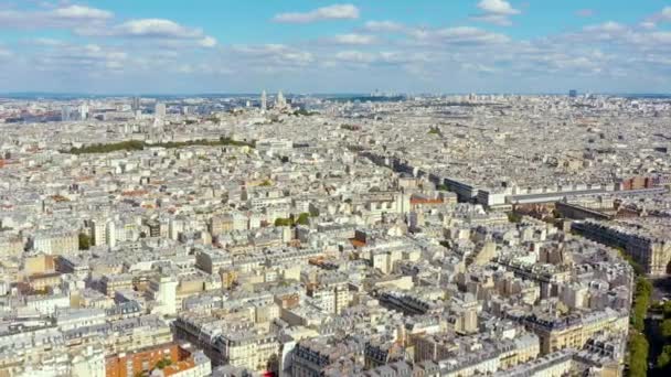 PARÍS, FRANCIA - MAYO DE 2019: Vista aérea del centro de París. Parte histórica de la ciudad con lugares de interés . — Vídeos de Stock