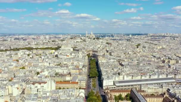 PARIS, FRANCE - MAI 2019 : Vue aérienne par drone du centre-ville de Paris. Quartier historique de la ville avec sites touristiques . — Video