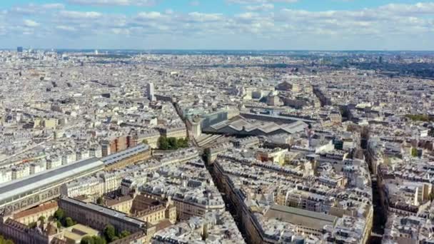 PARIGI, FRANCIA - MAGGIO 2019: Veduta aerea del centro di Parigi con drone. Parte storica della città con attrazioni turistiche . — Video Stock