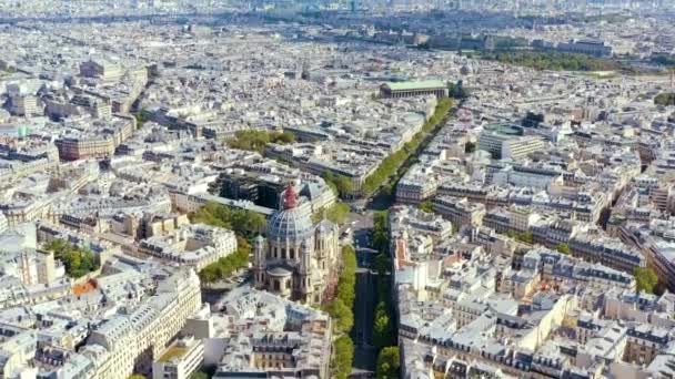 PARIS, FRANCE - MAY, 2019: Aerial drone view of Paris city centre. Historical part of the city with sights. — стокове відео