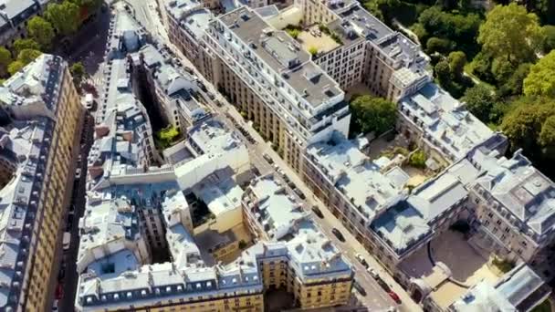 PARIGI, FRANCIA - MAGGIO 2019: Veduta aerea del centro di Parigi con drone. Parte storica della città con attrazioni turistiche . — Video Stock