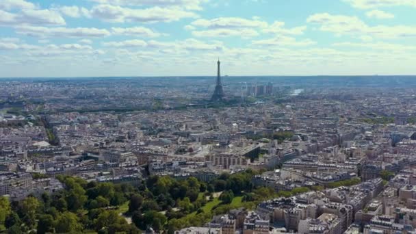 PARIS, FRANÇA - MAIO, 2019: Vista aérea de drones da Torre Eiffel e centro histórico da cidade de cima . — Vídeo de Stock