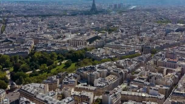 PARIS, FRANCE - MAI 2019 : Vue aérienne par drone de la tour Eiffel et du centre-ville historique d'en haut . — Video