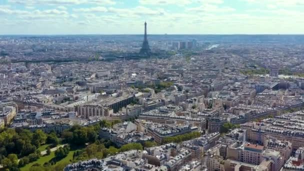 PARIS, FRANCE - MAY, 2019: Aerial drone view of Eiffel tower and historical city centre from above. — Wideo stockowe