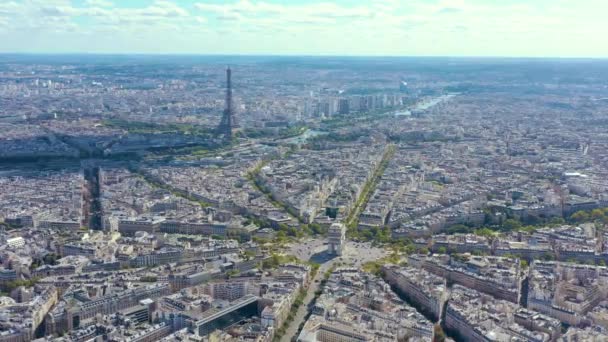 PARIS, FRANCE - MAY, 2019: Aerial drone view of Triumphal Arch and and Eiffel tower in historical city centre. — 图库视频影像