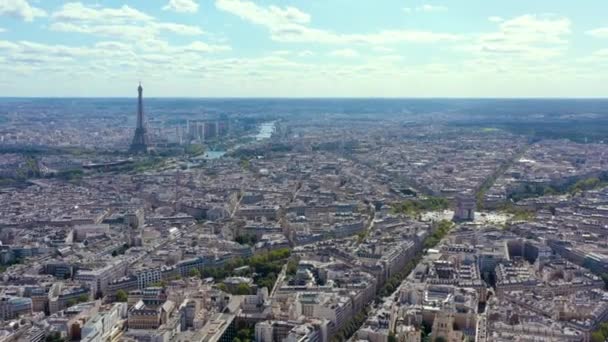 PARIS, FRANCE - MAY, 2019: Aerial drone view of Triumphal Arch and and Eiffel tower in historical city centre. — Wideo stockowe