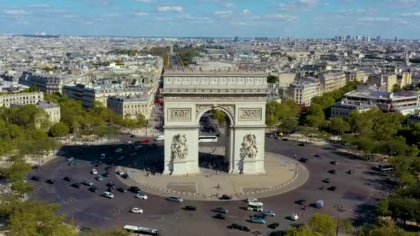 Párizs, Franciaország - 2019. május: A Triumphal Arch légi felvételei a történelmi belvárosban. — Stock videók