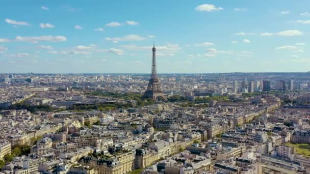 PARIS, FRANCE - MAY, 2019: Aerial drone view of Eiffel tower and historical city centre from above. — Wideo stockowe