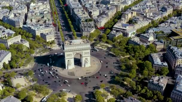 法国巴黎- 2019年5月：从空中俯瞰历史城区中心的胜利拱门. — 图库视频影像