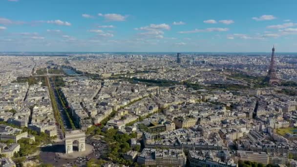 Paryż, Francja - maj 2019: Widok z lotu ptaka na łuk triumfalny w historycznym centrum miasta. — Wideo stockowe