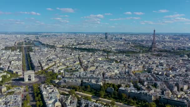 PARIS, FRANCE - MAY, 2019: Aerial drone view of Triumphal Arch and and Eiffel tower in historical city centre. — ストック動画