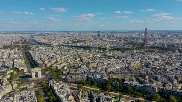 PARIS, FRANCE - MAY, 2019: Aerial drone view of Triumphal Arch and and Eiffel tower in historical city centre. — ストック動画