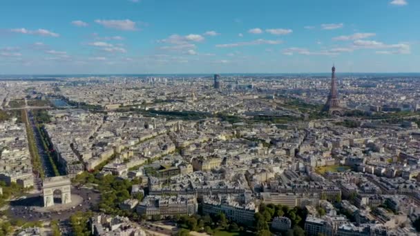 PARIS, FRANCE - MAY, 2019: Aerial drone view of Triumphal Arch and and Eiffel tower in historical city centre. — Αρχείο Βίντεο