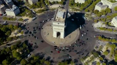 Paris, Fransa - Mayıs 2019: Tarihi şehir merkezinde Zafer Kemeri 'nin hava aracı görüntüsü.