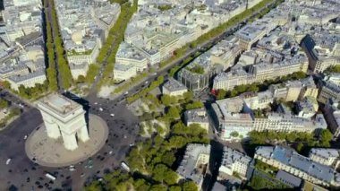 Paris, Fransa - Mayıs 2019: Tarihi şehir merkezinde Zafer Kemeri 'nin hava aracı görüntüsü.