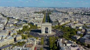 Paris, Fransa - Mayıs 2019: Tarihi şehir merkezinde Zafer Kemeri 'nin hava aracı görüntüsü.