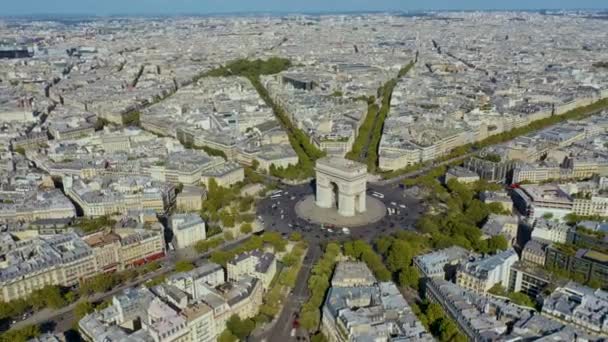 Paris, Fransa - Mayıs 2019: Tarihi şehir merkezinde Zafer Kemeri 'nin hava aracı görüntüsü. — Stok video