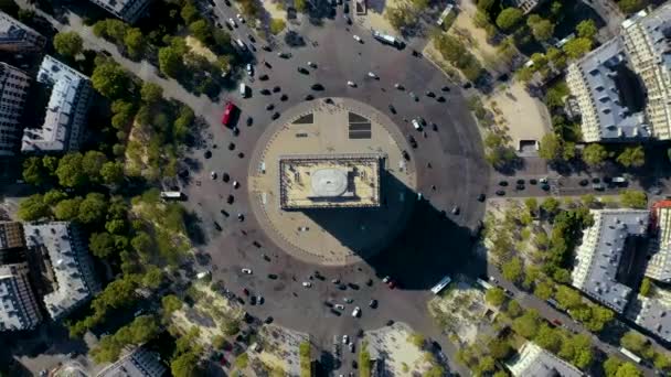 PARIS, FRANCE - MAY, 2019: Aerial drone view of Triumphal Arch in historical city centre. — Stock Video