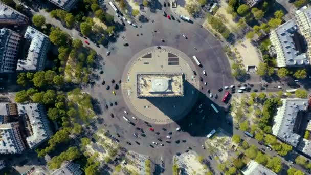 パリ,フランス- 2019年5月:歴史的な都市中心部のTriumphal Archの空中ドローンビュー. — ストック動画