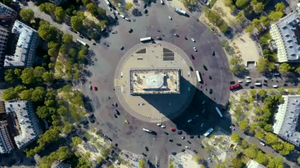 Paris, Frankrike - maj 2019: Flygdrönare utsikt över Triumfbågen i historiska stadskärnan. — Stockvideo