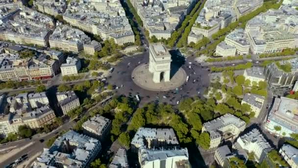 파리, 프랑스 - 2019 년: 역사적 인 도시 중심부에 있는 승리의 아치형 공중 무인기. — 비디오