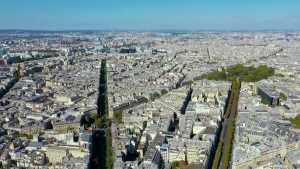 PARIGI, FRANCIA - MAGGIO 2019: Veduta aerea del centro di Parigi con drone. Parte storica della città con attrazioni turistiche . — Video Stock