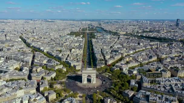 パリ,フランス- 2019年5月:歴史的な都市中心部のTriumphal Archの空中ドローンビュー. — ストック動画