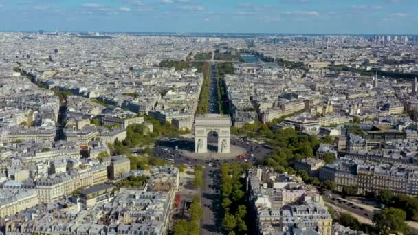 Parijs, Frankrijk - mei 2019: Zicht vanuit de lucht op de Triomfboog in het historische stadscentrum. — Stockvideo