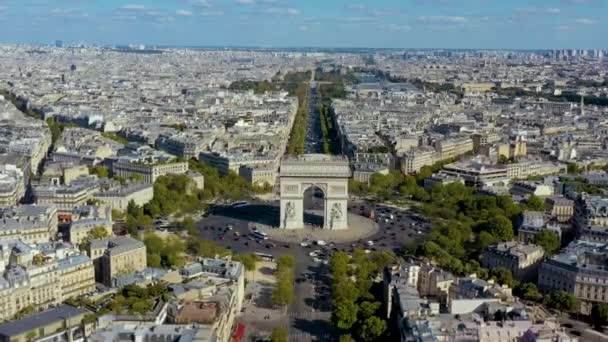 Paris, Frankrike - maj 2019: Flygdrönare utsikt över Triumfbågen i historiska stadskärnan. — Stockvideo