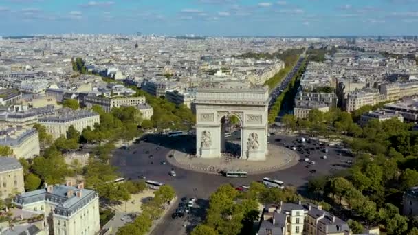 PARIS, FRANȚA - MAI 2019: Vedere aeriană a Arcului de Triumf în centrul istoric al orașului . — Videoclip de stoc