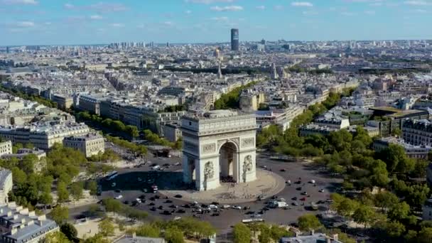 PARIGI, FRANCIA - MAGGIO 2019: Veduta aerea drone dell'Arco di Trionfo e della Torre Eiffel nel centro storico della città . — Video Stock