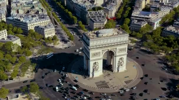 Paris, Frankreich - Mai 2019: Drohnenaufnahme des Triumphbogens im historischen Stadtzentrum. — Stockvideo