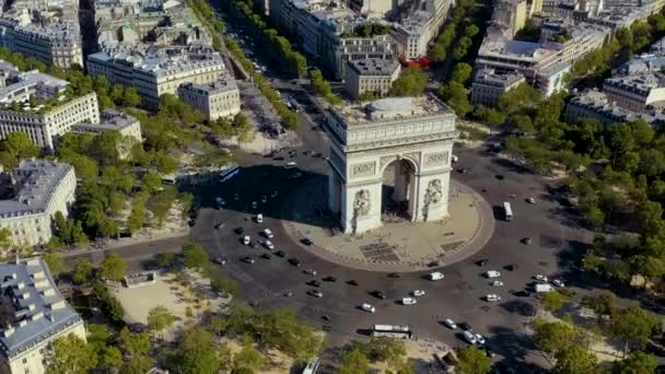 パリ,フランス- 2019年5月:歴史的な都市中心部のTriumphal Archの空中ドローンビュー. — ストック動画