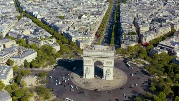 Párizs, Franciaország - 2019. május: A Triumphal Arch légi felvételei a történelmi belvárosban. — Stock videók