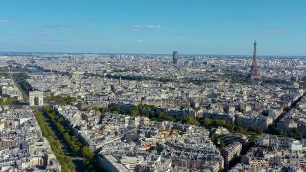 PARIS, FRANCE - MAY, 2019: Aerial drone view of Eiffel tower and historical city centre from above. — Αρχείο Βίντεο