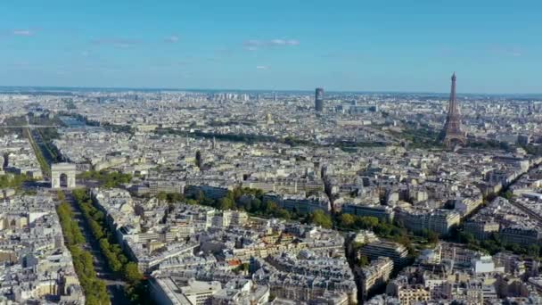 PARIS, FRANCE - MAI 2019 : Vue aérienne par drone de la tour Eiffel et du centre-ville historique d'en haut . — Video