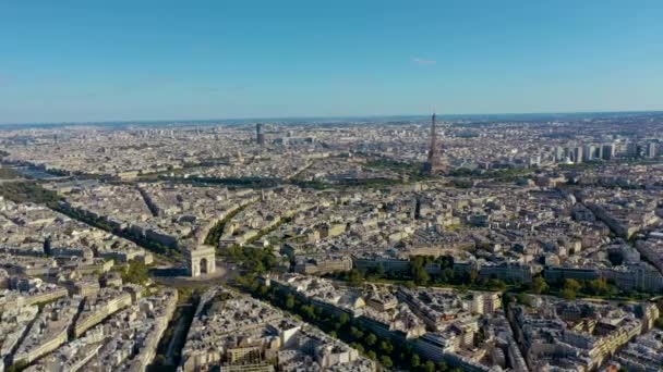 PARIS, FRANÇA - MAIO, 2019: Vista aérea do arco triunfal e da torre Eiffel no centro histórico da cidade . — Vídeo de Stock