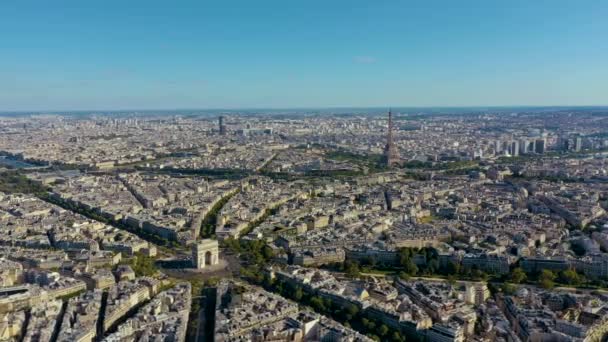 PARIS, FRANCE - MAY, 2019: Aerial drone view of Triumphal Arch and and Eiffel tower in historical city centre. — Stock Video