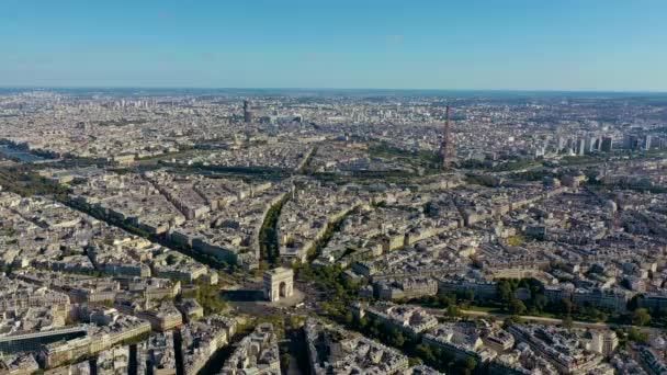 PARIS, FRANCE - MAY, 2019: Aerial drone view of Triumphal Arch and and Eiffel tower in historical city centre. — 图库视频影像