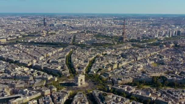 PARIS, FRANCE - MAY, 2019: Aerial drone view of Triumphal Arch and and Eiffel tower in historical city centre. — Stok video